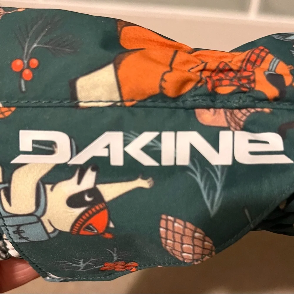 Dakine - Kids Winter Scrambler Mittens - “Snowday” Print.  Size 2-3y